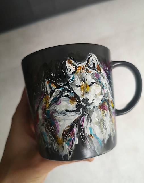 Šálka s maľovanými vlkmi