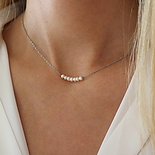 Náhrdelníky - Strieborný minimalistický náhrdelník s perlami - 16578653_