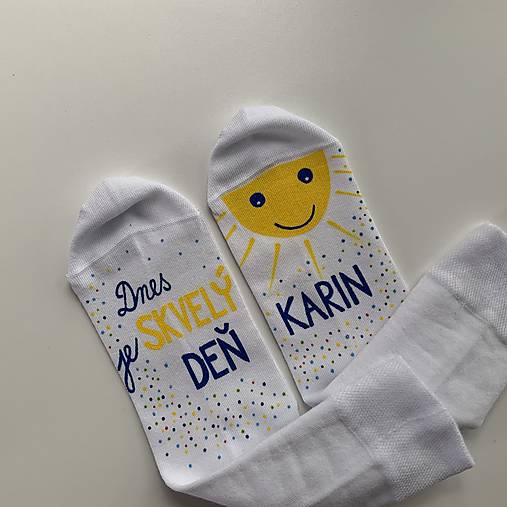 Motivačné maľované ponožky s nápisom "Dnes je skvelý deň" s menom biele