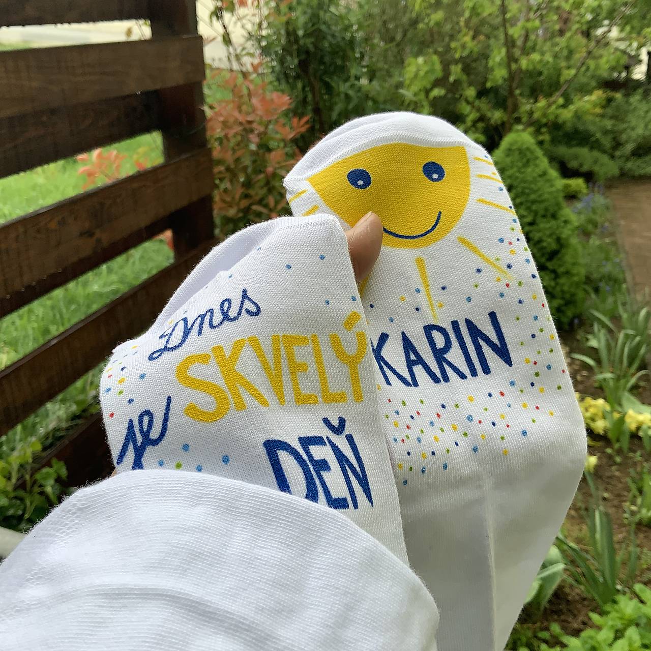 Motivačné maľované ponožky s nápisom "Dnes je skvelý deň" (S menom a slniečkom biele)