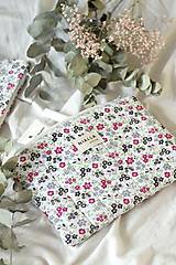 Taštičky - Kozmetická taštička PUFFY rúžové kvety - 16578870_