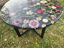 Nábytok - Epoxidový konferenčný stolík s kvetmi - 16578732_