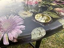 Nábytok - Epoxidový konferenčný stolík s kvetmi - 16578734_