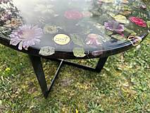 Nábytok - Epoxidový konferenčný stolík s kvetmi - 16578738_