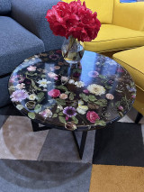 Nábytok - Epoxidový konferenčný stolík s kvetmi - 16578740_