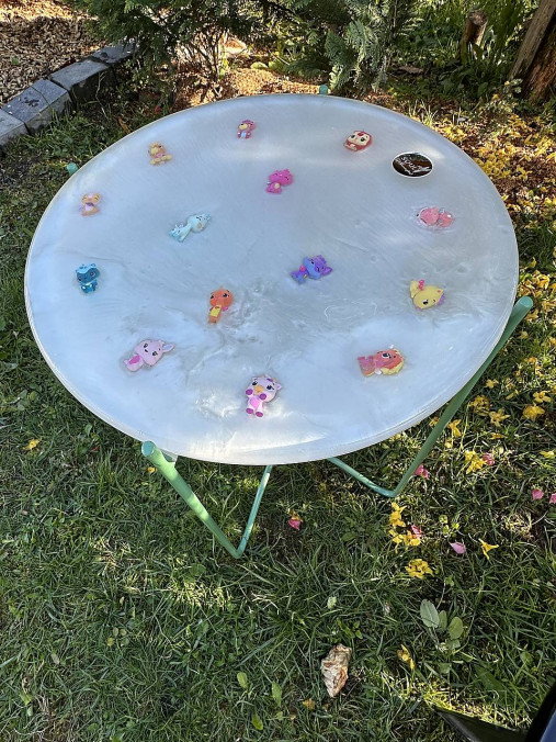 Epoxidový detský stôl s hračkami