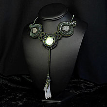 Náhrdelníky - Druid Jewel, náhrdelník s labradoritom a kremeňom, korálková výšivka, korálky - 16580915_