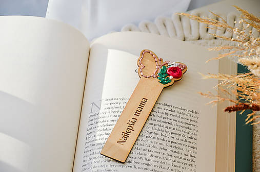 Papiernictvo - Vyšívaná záložka do knihy (drevená)  - 16579012_