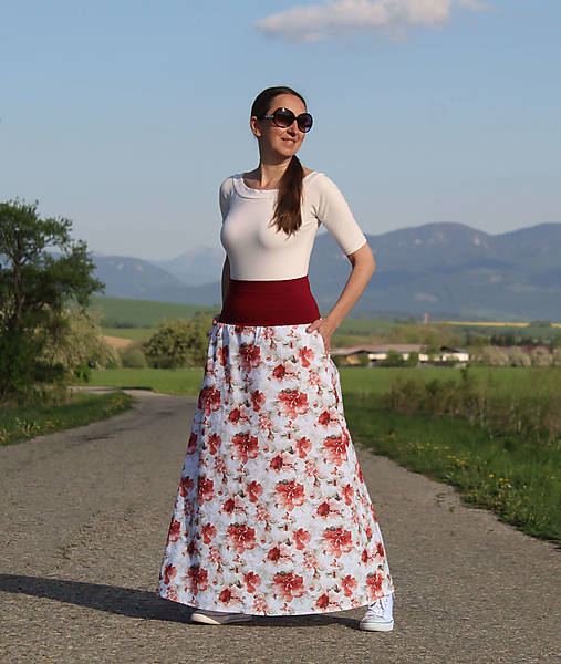Dlhá bavlnená sukňa biela s červenými kvetinami
