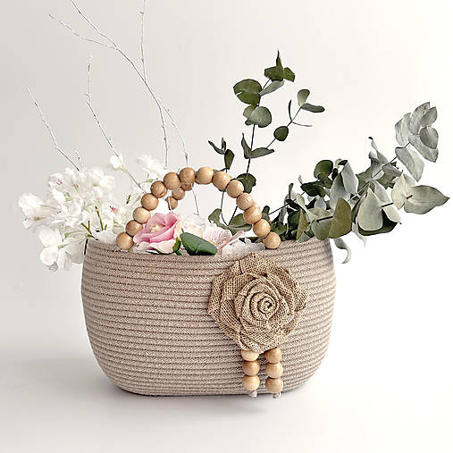 Dekoratívny košík s rúčkami z drevených korálok