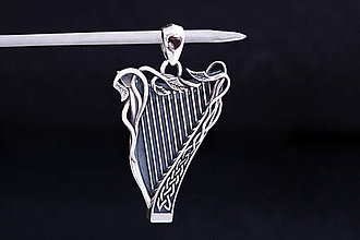 Náhrdelníky - Strieborný prívesok keltská harfa s kamienkami - 16581407_