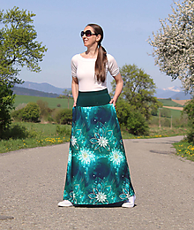 Sukne - Dlhá úpletová sukňa zelená s bielymi kvetmi - 16583963_