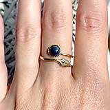 Prstene - Simple Leaf Black Opal Ag925 Gold Plated Ring / Strieborný pozlátený prsteň s čiernym opálom E036 - 16585302_