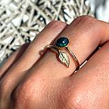 Prstene - Simple Leaf Black Opal Ag925 Gold Plated Ring / Strieborný pozlátený prsteň s čiernym opálom E036 - 16585303_