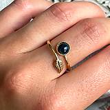 Prstene - Simple Leaf Black Opal Ag925 Gold Plated Ring / Strieborný pozlátený prsteň s čiernym opálom E036 - 16585306_