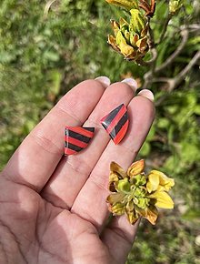 Náušnice - *Black & red strip shapes* - 16584342_