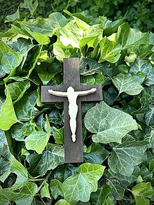 Dekorácie - Drevený kríž-Ježiš na kríži - 16585976_