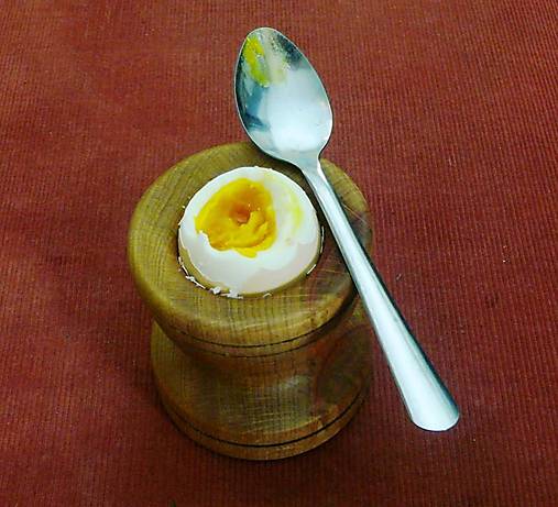 Drevený pohárik na vajíčko