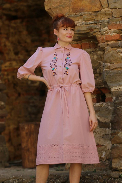 Šaty - Vyšívané bavlnené dámske midi šaty  - 16588069_