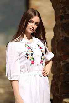 Šaty - Vyšívané bavlnené dámske midi šaty - 16588056_