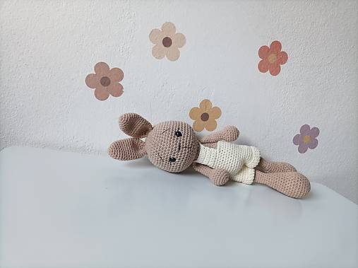 Hračky - Háčkovaný zajko v kraťasoch  (Biela) - 16590685_