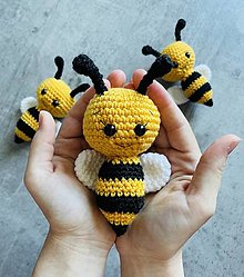 Hračky - Háčkovaná včielka - 16593296_