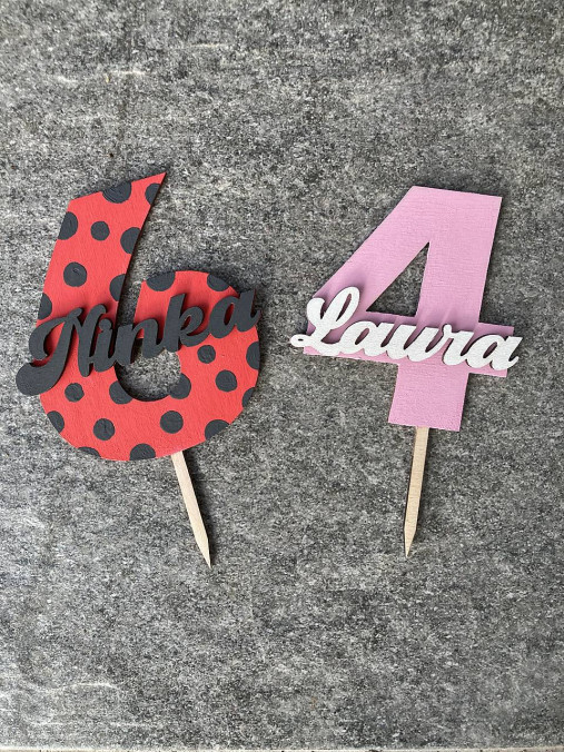 Dekorácie - Zápich na tortu dvojvrstvový ručne maľovaný - číslica + meno - 16592061_