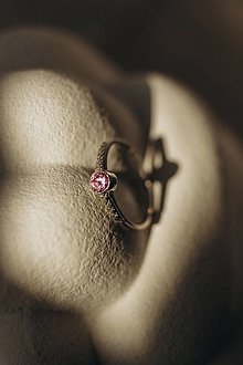 Prstene - Zásnubný prsteň z bieleho zlata - 16592825_