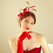 Ozdoby do vlasov - Pierkový fascinátor so závojom v sýtej červenej na svadbu - 16593713_