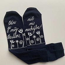 Ponožky, pančuchy, obuv - Motivačné maľované ponožky s nápisom: "Pán je môj pastier!" (Tmavomodré s folk kvetmi) - 16594756_
