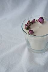 Sviečky - • Romantická sójová sviečka v skle s ružami • - 16595108_