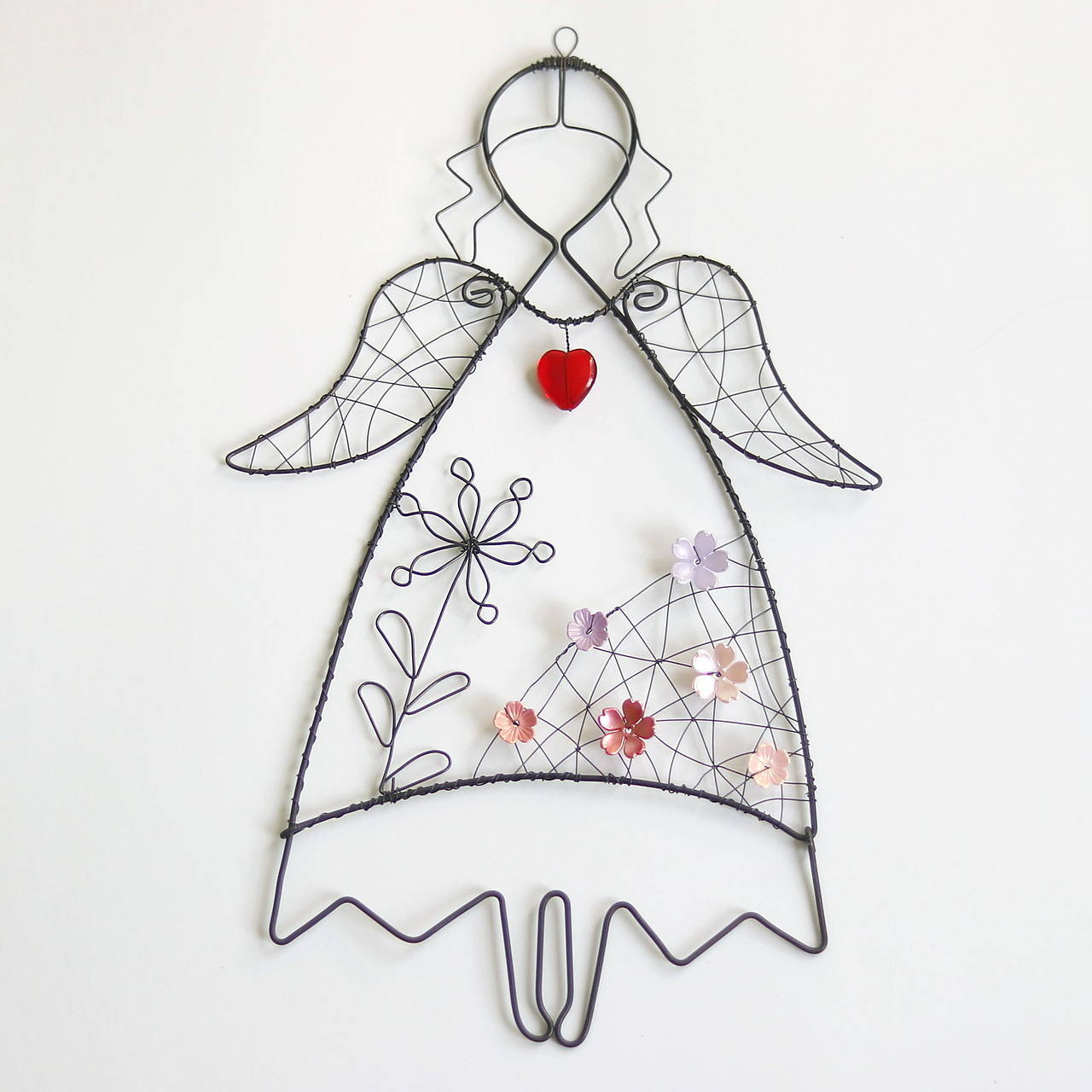 Drôtený anjelik s červeným srdiečkom a kvetinkami