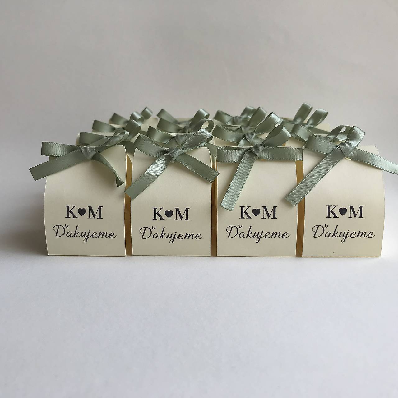 Darčeky a menovky pre svadobných hostí sage green