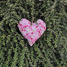 Úžitkový textil - Srdiečkový vankúš - ružové kvetinky - 16594406_