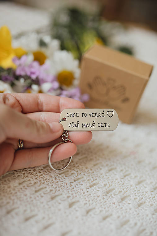 Kľúčenky - Prívesok na kľúče Chce to veľké srdce učiť malé deti - 16597132_