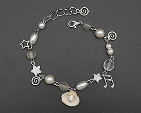 Náramky - Korálkový náramok s mušlou a perlami - 16596091_
