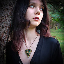 Náhrdelníky - Srdce Jadranu Prívesok morské sklo, gotické šperky, zelené sklo, morská víla, vintage - 16595982_