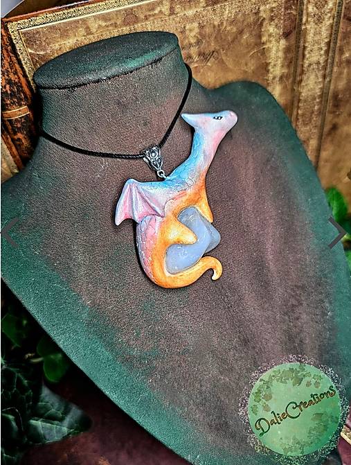 Náhrdelníky - Dúhový Amulet Draka s Chalcedonom - 16597667_