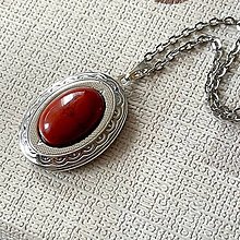 Náhrdelníky - ZĽAVA 10% Oval Red Jasper Locket Necklace / Oválny otvárací medailón s červeným jaspisom - 16599314_