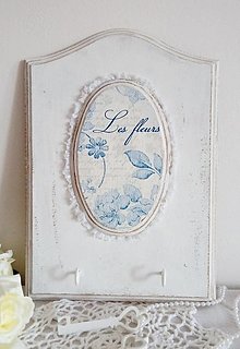Nábytok - vintage vešiak s modrými ružami - 16600260_