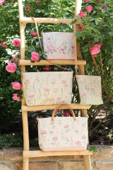 Kabelky - Ručne maľovaná dámska crossbody kabelka "Rose garden" - 16599681_