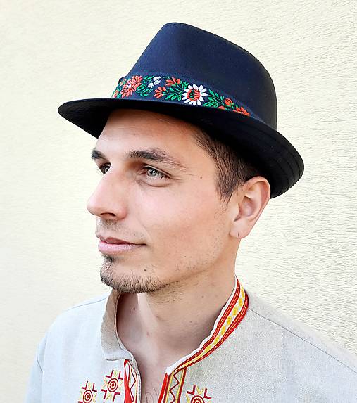 Čiapky, čelenky, klobúky - Pánsky Folklórny Klobúk s Čiernou Stuhou - 16599579_