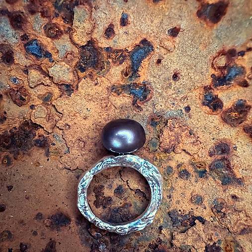 Strieborný prsteň s čiernou perlou