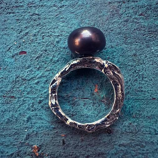 Strieborný prsteň s čiernou perlou