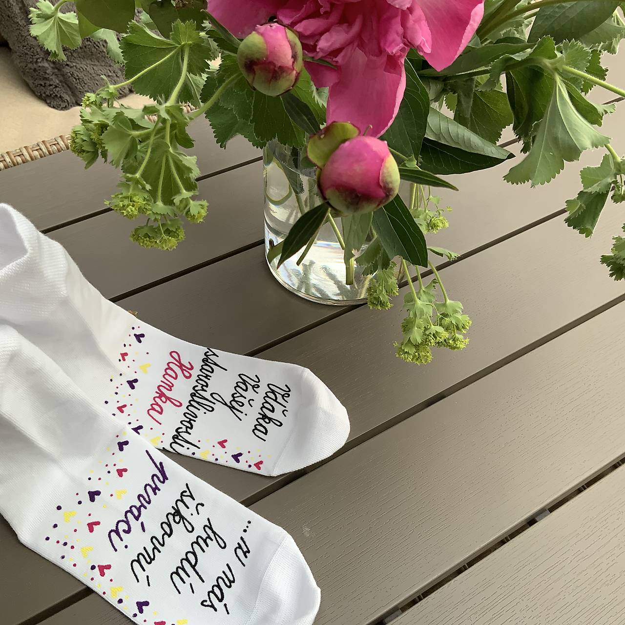 Maľované ponožky pre pani učiteľku ako poďakovanie od predškolákov (1 s menom)