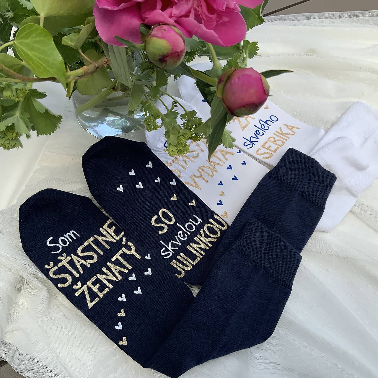 Maľované ponožky s nápisom: "Môj manžel (Moja manželka) je šťastne ženatý (vydatá)" ((biele + tmavomodré))