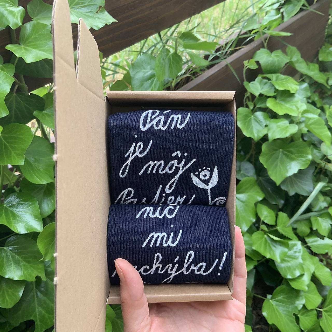 Motivačné maľované ponožky s nápisom: "Pán je môj pastier!" (Tmavomodré s folk kvetmi)