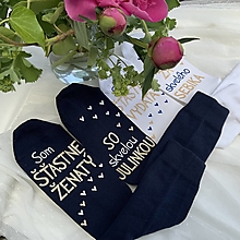 Ponožky, pančuchy, obuv - Maľované ponožky s nápisom: "Môj manžel (Moja manželka) je šťastne ženatý (vydatá)" ((biele + tmavomodré)) - 16603069_