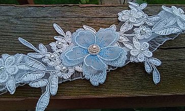 Spodná bielizeň - svadobný podväzok Ivory + modrý kvet - 16606827_