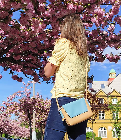 Kabelky - Iris mini bag velbloudí s modrou - 16605927_
